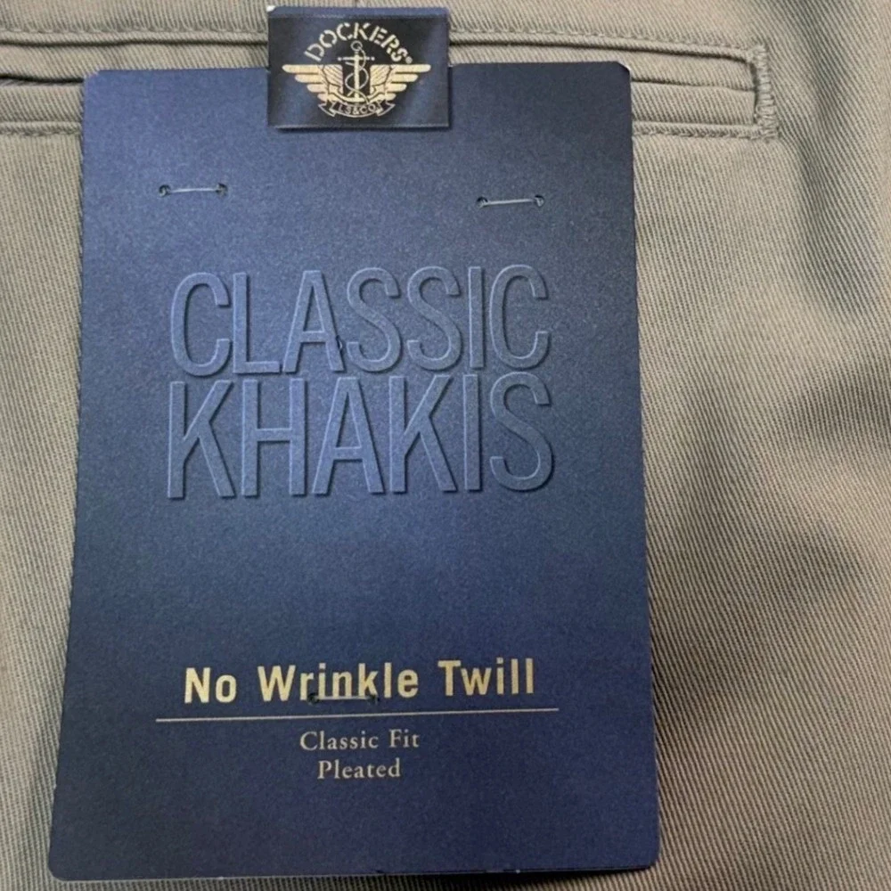 NEW Dockers Pants Mens 33x32 Tan Classic Fit Pleated No Wrinkle Twill Khakis